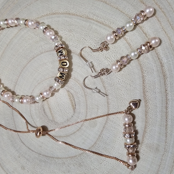 Elegant Rose Gold Bracelet with Pearls - Picture 2 of 5